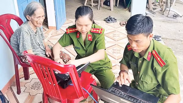 Công an xã Trà My, thành phố Đà Nẵng làm căn cước cho bà Nguyễn Thị Nga ở xã Trà My.
