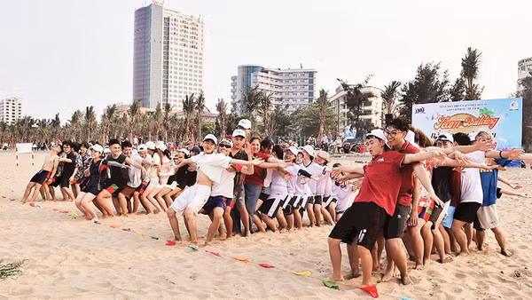 Những nhóm khách đầu tiên đến với phố biển Cửa Lò mùa du lịch 2026.