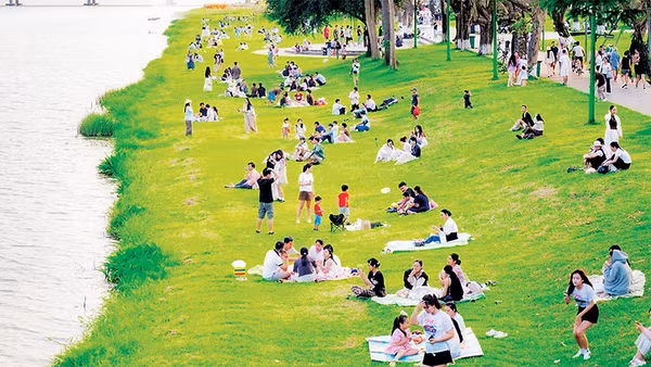 Không gian xanh hai bờ sông Hương thu hút người dân và du khách.