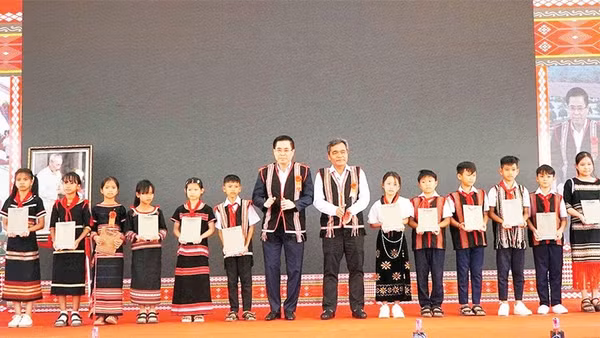 Lãnh đạo tỉnh Quảng Ngãi tặng quà cho học sinh nghèo xã biên giới Bờ Y.