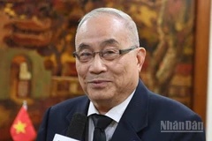 Thượng nghị sĩ Lae Dilokvidhyarat trả lời phỏng vấn phóng viên Báo Nhân Dân. (Ảnh: XUÂN SƠN)