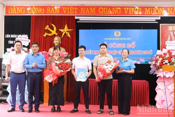 Đồng chí Tẩn Minh Long, Phó Chủ tịch Ủy ban Mặt trận Tổ quốc Việt Nam tỉnh, Chủ tịch Liên đoàn Lao động tỉnh Điện Biên trao quyết định thành lập công đoàn cơ sở cho Công ty Him Lam Group. 