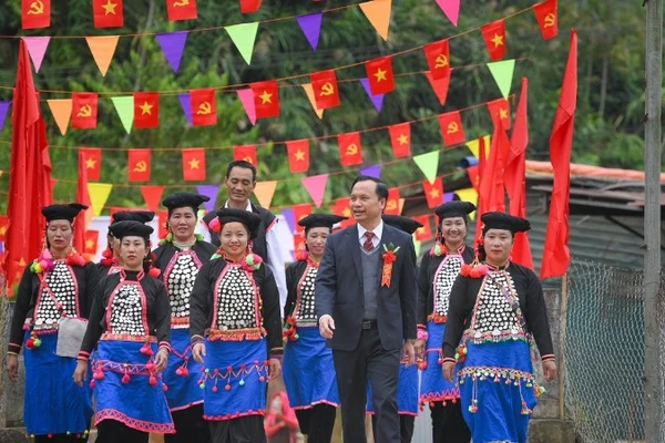 Đồng chí Tạ Văn Sơn, Bí thư Đảng ủy xã Mường Nhé chung vui cùng bà con dân tộc Si La ở bản Nậm Sin trong Lễ đón bằng công nhận di sản văn hóa phi vật thể quốc gia là Lễ mừng cơm mới của dân tộc Si La. (Ảnh: MAI GIÁP)