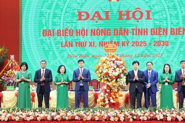 Lãnh đạo Trung ương Hội Nông dân Việt Nam tặng hoa chúc mừng Đại hội đại biểu Hội Nông dân tỉnh Điện Biên lần thứ 11.
