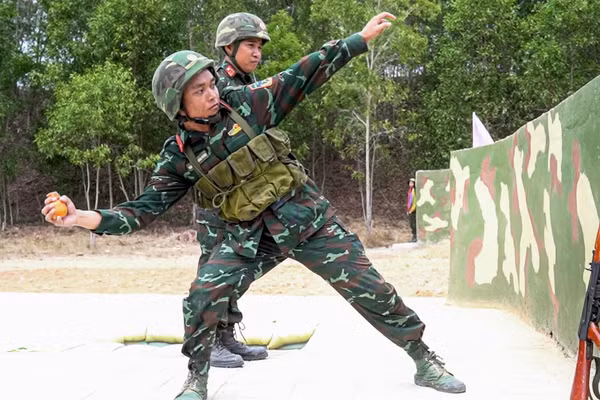 Chiến sĩ mới tập luyện trước kỳ kiểm tra "3 tiếng nổ". (Ảnh: NGUYÊN PHÚ)