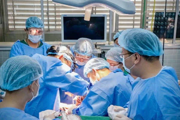 Ca mổ huy động nhiều ê-kíp tham gia. (Ảnh: Bệnh viện cung cấp)