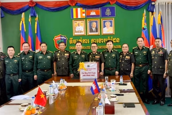 Thiếu tướng Trần Ngọc Hữu (thứ 6 từ trái sang) tặng quà, chúc Tết cổ truyền Chol Chnam Thmay Cục Công tác Biên giới Campuchia. (Ảnh: LÊ KHOA)