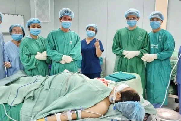 Ê-kíp bác sĩ Bệnh viện đa khoa Bình Dương hoàn tất ca vi phẫu kỹ thuật cao.