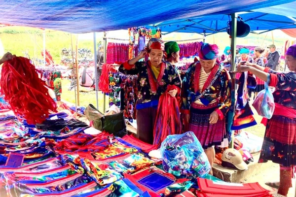 Chợ trung tâm xã Sáng Nhè được đầu tư từ Chương trình mục tiêu quốc gia giảm nghèo bền vững, đã và đang góp phần thúc đẩy phát triển kinh tế, du lịch trên địa bàn.