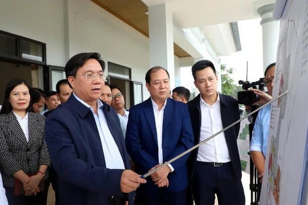 Chủ tịch Ủy ban nhân dân tỉnh Phú Thọ Trần Duy Đông kiểm tra việc thực hiện dự án Khu công nghiệp Đoan Hùng.