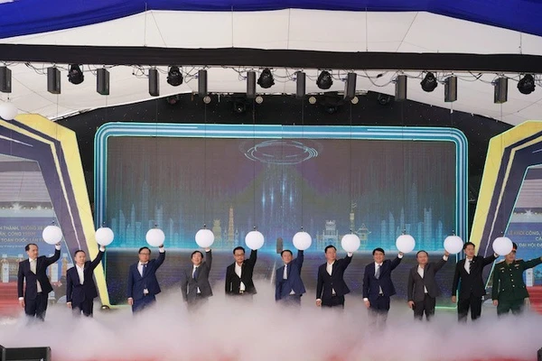 Các đại biểu thực hiện nghi thức khởi công dự án tuyến đường sắt đô thị số 5.