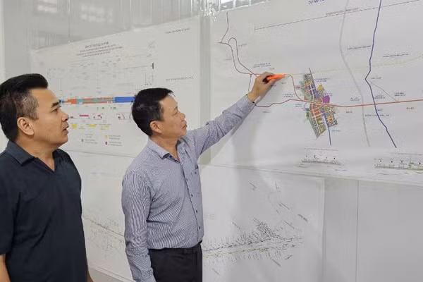 Các kỹ sư thảo luận giải pháp thi công từng đoạn tuyến.