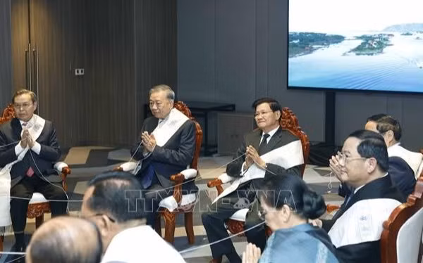 Tối 5/2/2026, tại Thủ đô Vientiane, Tổng Bí thư Tô Lâm cùng các đồng chí lãnh đạo Đảng, Nhà nước Việt Nam dự Lễ buộc chỉ cổ tay truyền thống của Lào do Tổng Bí thư, Chủ tịch nước Lào Thongloun Sisoulith chủ trì. (Ảnh: TTXVN)