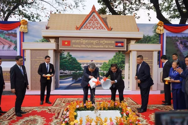 Tổng Bí thư Tô Lâm và Chủ tịch Thượng viện Campuchia Hun Sen thực hiện nghi thức khởi công xây dựng Trường Hữu nghị Campuchia-Việt Nam.