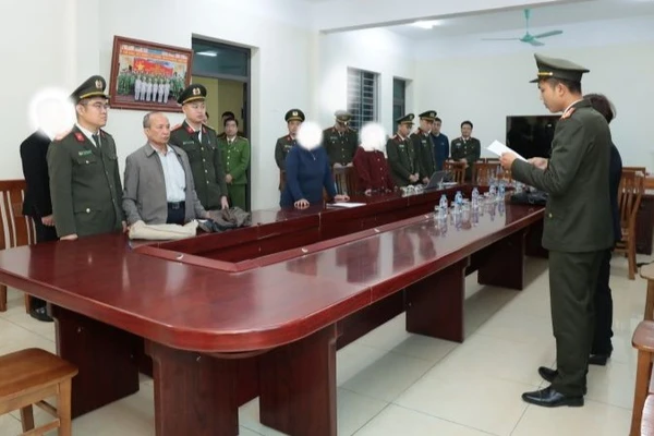 Cơ quan An ninh điều tra Công an tỉnh Hưng Yên đọc quyết định khởi tố vụ án hình sự, khởi tố bị can, lệnh khám xét chỗ ở, lệnh bắt bị can để tạm giam đối với Vũ Như Anh.