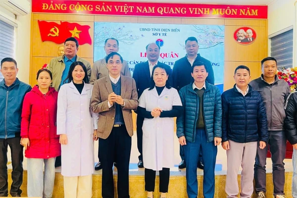 Đồng chí Phạm Văn Mẫn, Phó Giám đốc Sở Y tế Điện Biên động viên cán bộ Trung tâm Y tế Tủa Chùa tăng cường về tuyến xã. 