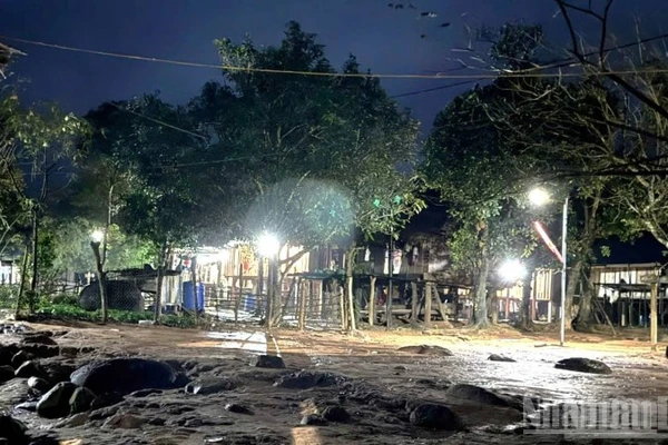 Lần đầu tiên sau hàng chục năm, bản Dốc Mây bừng sáng ánh điện. Dù mưa lạnh nhưng không gian của bản vẫn sáng lên niềm vui và niềm hy vọng về tương lai tươi sáng phía trước.