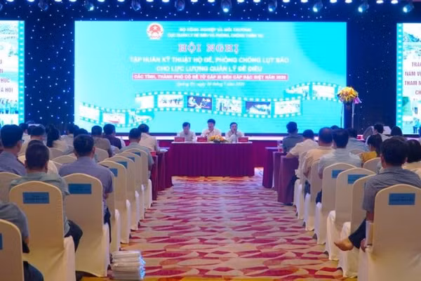 Hội nghị tập huấn kỹ thuật hộ đê, phòng, chống lụt bão cho lực lượng chuyên trách quản lý đê điều diễn ra tại phường Đồng Hới, tỉnh Quảng Trị.