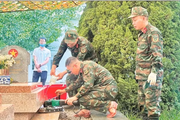 Cán bộ, chiến sĩ Bộ Chỉ huy quân sự tỉnh Điện Biên lấy mẫu trên từng phần mộ tại nghĩa trang liệt sĩ Him Lam.