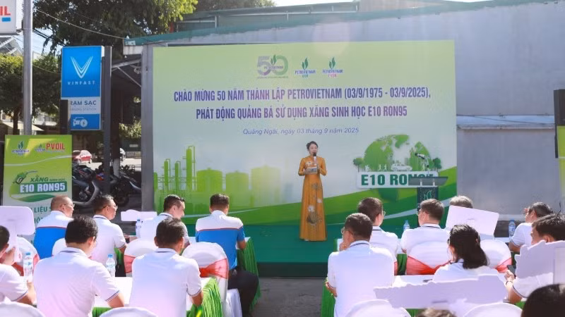 Toàn cảnh chương trình chào mừng 50 năm thành lập Petrovietnam và quảng bá sử dụng xăng sinh học E10 RON95 do Công ty cổ phần Lọc hóa dầu Bình Sơn và Tổng công ty Dầu Việt Nam phối hợp tổ chức.