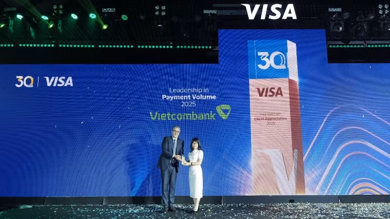 Đại diện Vietcombank, bà Đoàn Hồng Nhung – Thành viên Ban điều hành, Giám đốc Khối bán lẻ nhận giải thưởng “Leadership in Payment Volume – Ngân hàng dẫn đầu về tổng doanh số giao dịch năm 2025” từ đại diện Visa.
