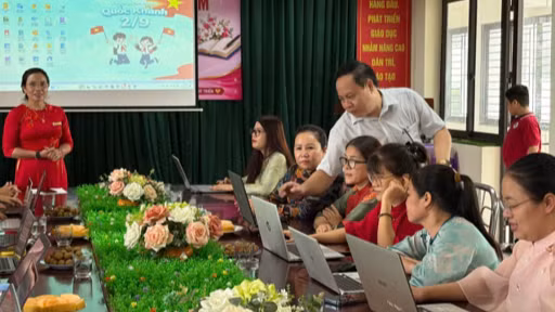 Cán bộ kỹ thuật VNPT hướng dẫn giáo viên Trường Tiểu học Đại Thịnh (sau sáp nhập) thao tác sử dụng các tính năng của hệ sinh thái giáo dục VnEdu. (Ảnh: VNPT)