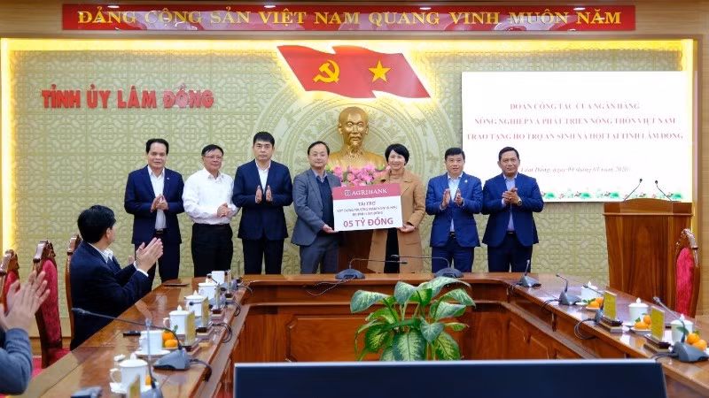 Agribank trao bảng tượng trưng tặng 5 tỷ đồng hỗ trợ xây dựng trường mầm non Tà Hine tại tỉnh Lâm Đồng.