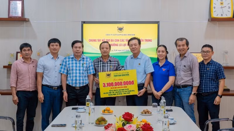 Đại diện Công ty Cổ phần Phân bón Bình Điền trao tặng hỗ trợ bà con vùng bão lũ