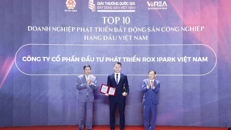 Đại diện ROX iPark nhận giải thưởng Doanh nghiệp phát triển bất động sản công nghiệp hàng đầu Việt Nam.