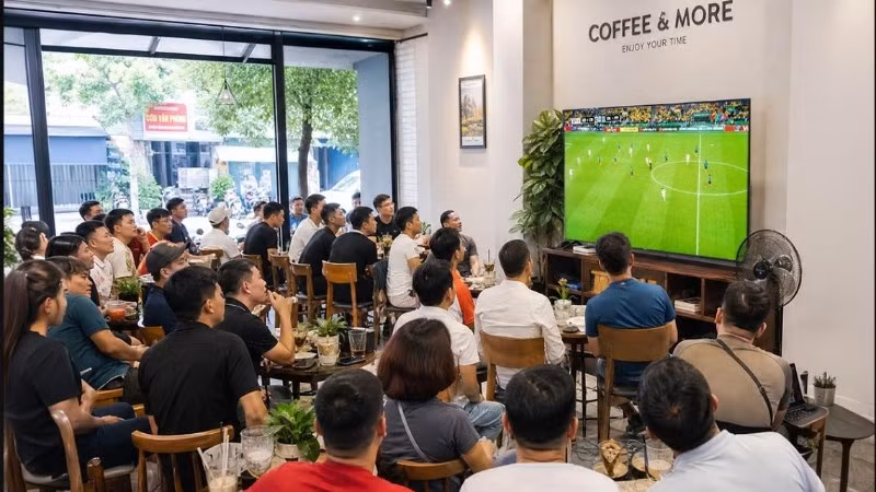 Khán giả dõi theo một trận đấu của World Cup 2026, giải đấu Techcombank đóng vai trò Nhà tài trợ Quốc gia đồng hành cùng VTV mang bản quyền giải đấu về Việt Nam.