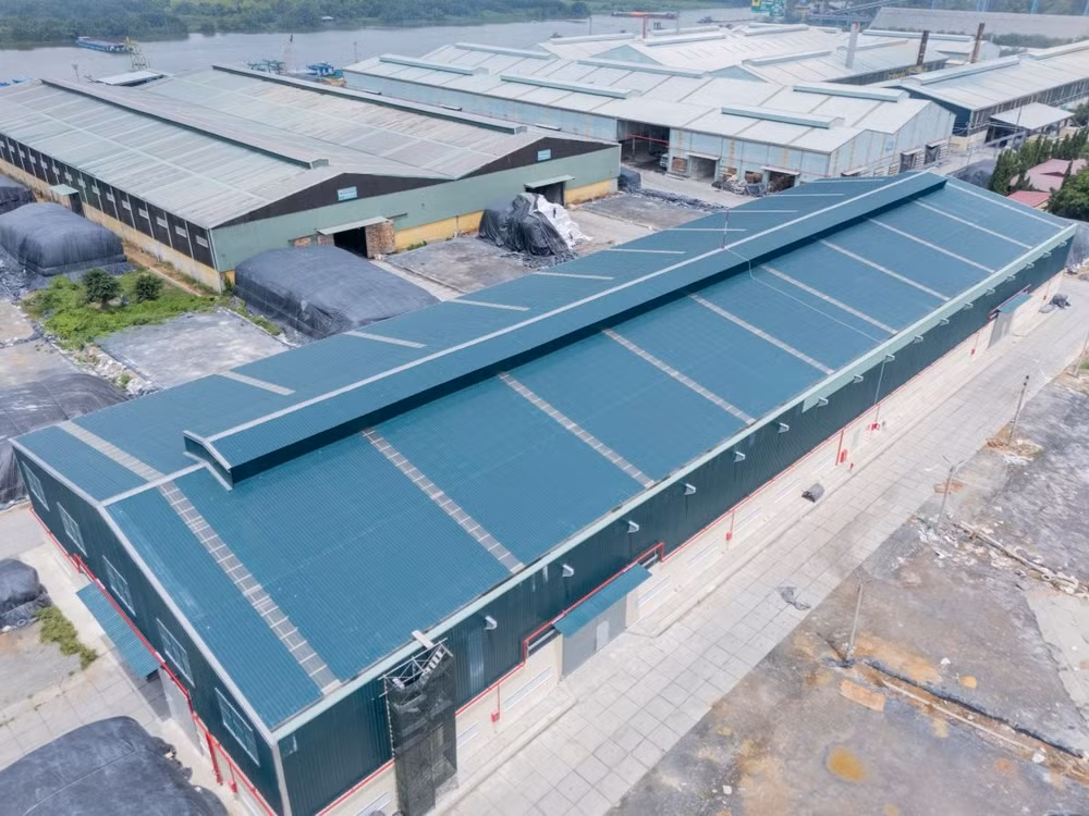 Nhà kho lắp đặt điện mặt trời áp mái tại Nhà máy Phân bón Bình Điền Long An. (Ảnh : QUỐC KHÁNH)