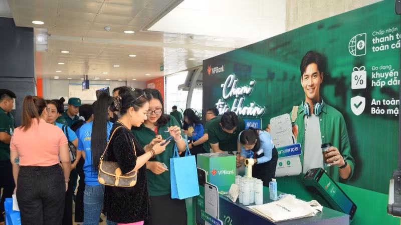 Đông đảo khách tham quan ghé thăm và trải nghiệm các dịch vụ của VPBank tại Ngày hội.