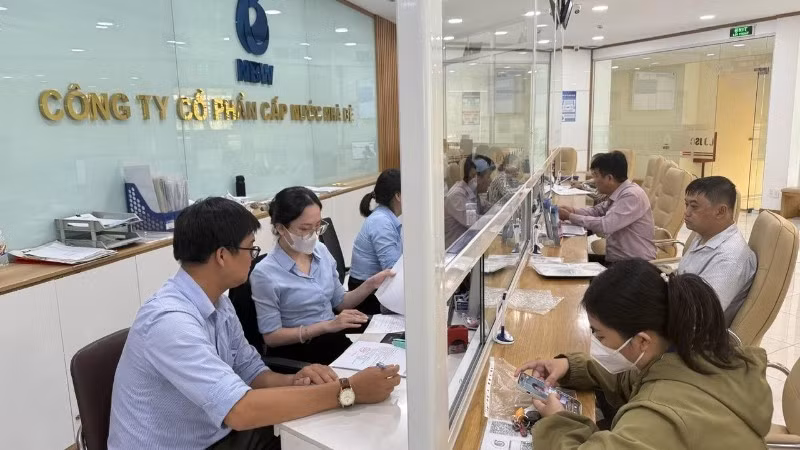 Công ty Cổ phần Cấp nước Nhà Bè sử dụng App chăm sóc khách hàng kết hợp giải quyết thủ tục trực tiếp tạo nhiều “kênh” tương tác tiện lợi, nhanh chóng, hiệu quả cho khách hàng.