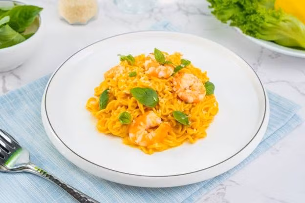 Mì ăn liền có thể kết hợp với nhiều loại thực phẩm khác nhau để tạo nên một bữa ăn phong phú, đa dạng hơn. (Ảnh: Acecook Việt Nam)