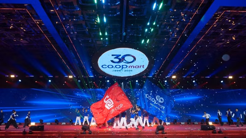 Lá cờ Saigon Co.op tung bay, biểu tượng cho tinh thần tiên phong, đoàn kết và khát vọng phụng sự cộng đồng của hệ thống bán lẻ Co.op.