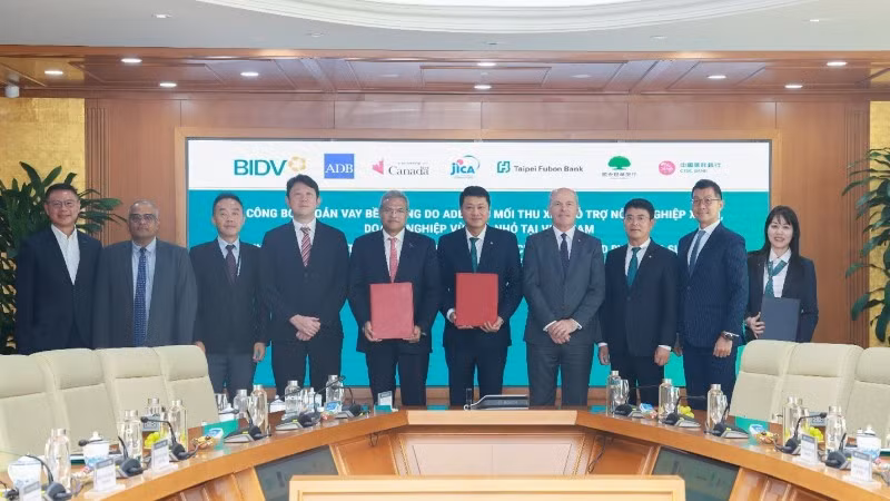Đại diện Lãnh đạo BIDV, ADB và các Bên tham gia đồng tài trợ công bố hợp tác trong khuôn khổ Khoản vay bền vững