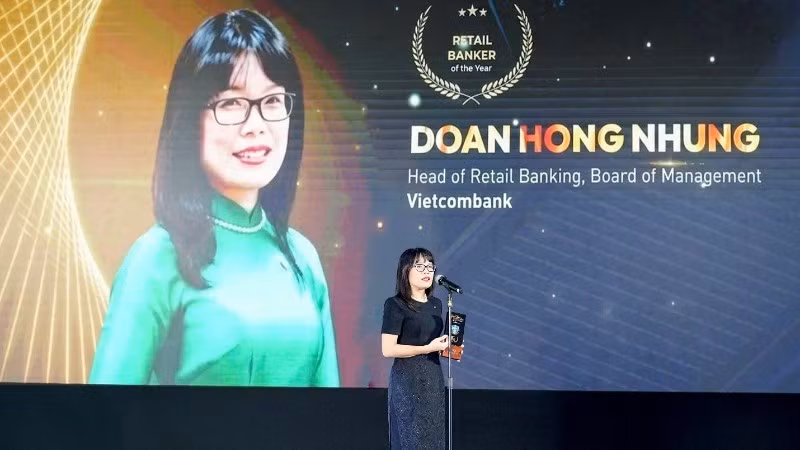 Bà Đoàn Hồng Nhung - Giám đốc Khối Bán lẻ Vietcombank phát biểu tại Lễ trao giải.