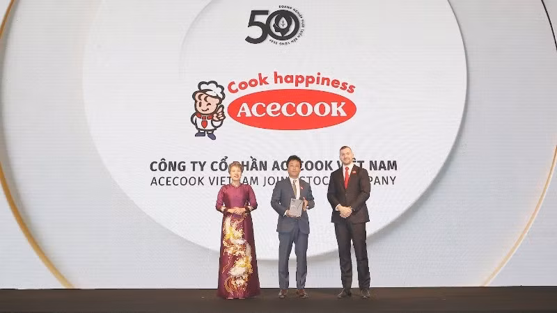 Đại diện Acecook Việt Nam nhận giải Top 50 doanh nghiệp phát triển bền vững tiêu biểu tại Việt Nam.