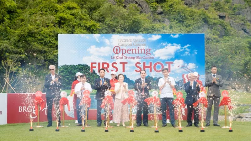 Đại biểu cắt băng khánh thành sân Canyon Course tại Legend Valley Country Club.
