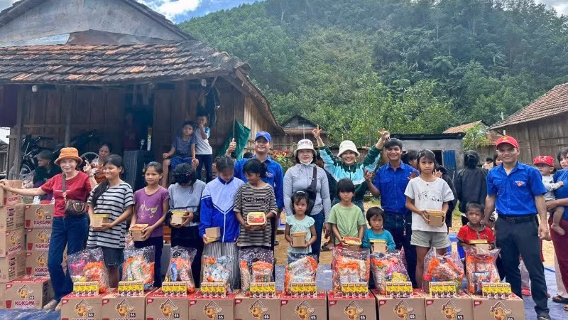 Hơn 124 tấn thực phẩm thiết yếu gồm: Nước uống, xúc xích, mì ăn liền, cháo, phở, sữa… đến tận tay các hộ gia đình đang bị cô lập