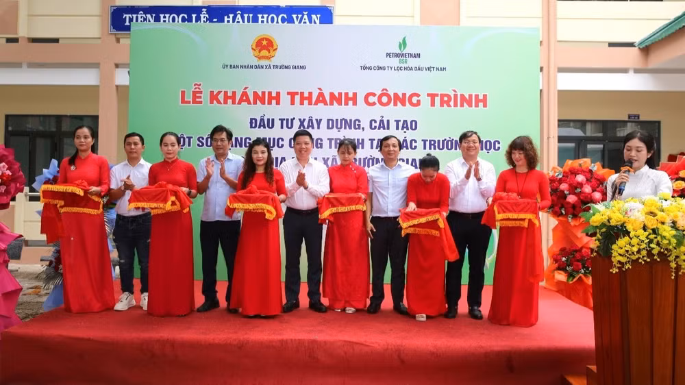 Đại biểu cắt băng khánh thành các hạng mục công trình tại 3 điểm trường trọng điểm của xã Trường Giang. (Ảnh: Chính Linh)