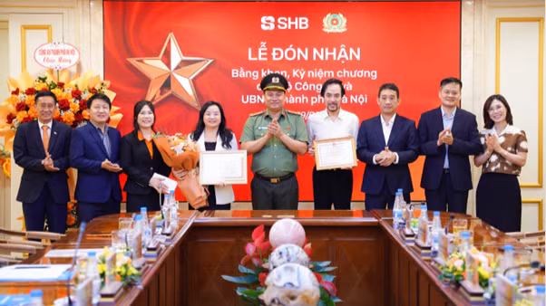 SHB vinh dự nhận Bằng khen của Bộ Công an vì những thành tích xuất sắc trong phong trào Toàn dân bảo vệ an ninh Tổ quốc.