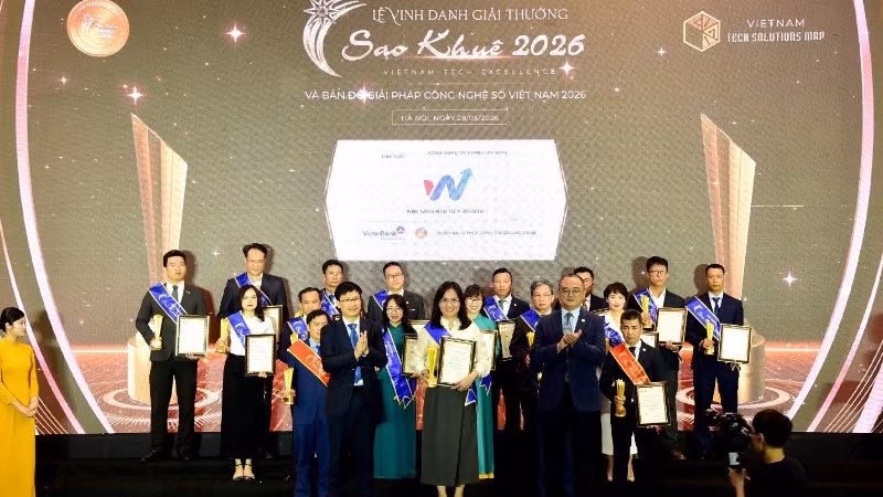 Bà Nguyễn Thị Thu Phương - Phó Giám đốc Trung tâm Phát triển sản phẩm, Khối Ngân hàng Bán lẻ đại diện VietinBank nhận Giải thưởng Sao Khuê 2026.