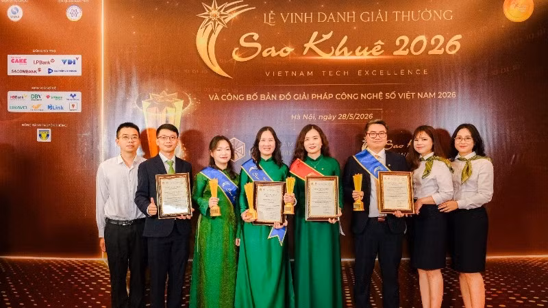 Đại diện các giải pháp xuất sắc đạt giải Sao Khuê 2026 của Vietcombank gồm VCB GovPay, VCB OneQR, VCB Open Banking và VCB Connect chụp ảnh lưu niệm tại lễ vinh danh.