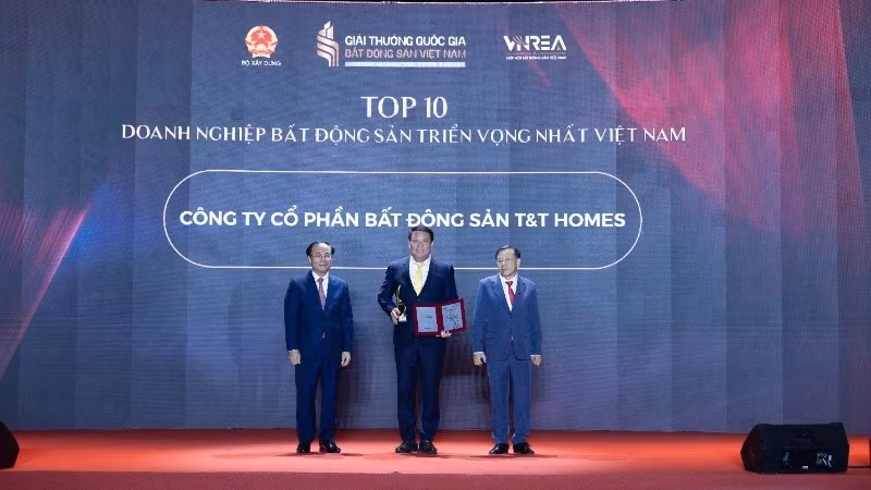 Ông Hoàng Việt Cường - Tổng Giám đốc T&T Homes nhận giải thưởng Top 10 doanh nghiệp bất động sản triển vọng nhất Việt Nam.