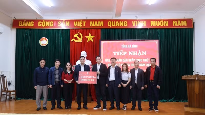Lãnh đạo SABECO trao tặng 500 triệu đồng cho tỉnh Hà Tĩnh.