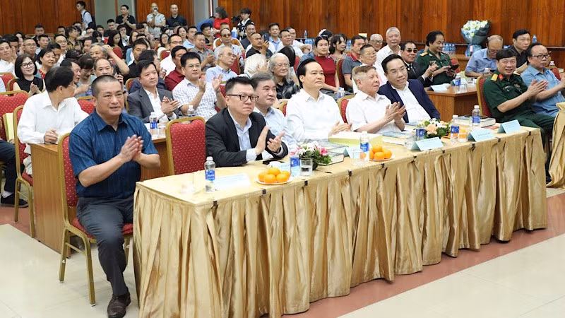 Nhiều đại biểu dự lễ ra mắt cuốn sách "Con đường tương lai" của nhà văn, nhà nghiên cứu Nguyễn Xuân Tuấn.