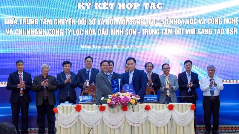Quang cảnh lễ ký kết.