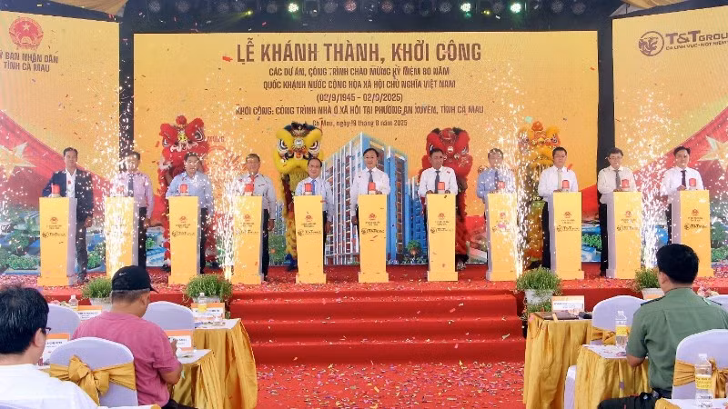 Các đại biểu thực hiện nghi lễ khởi công công trình nhà ở xã hội tại phường An Xuyên, tỉnh Cà Mau.