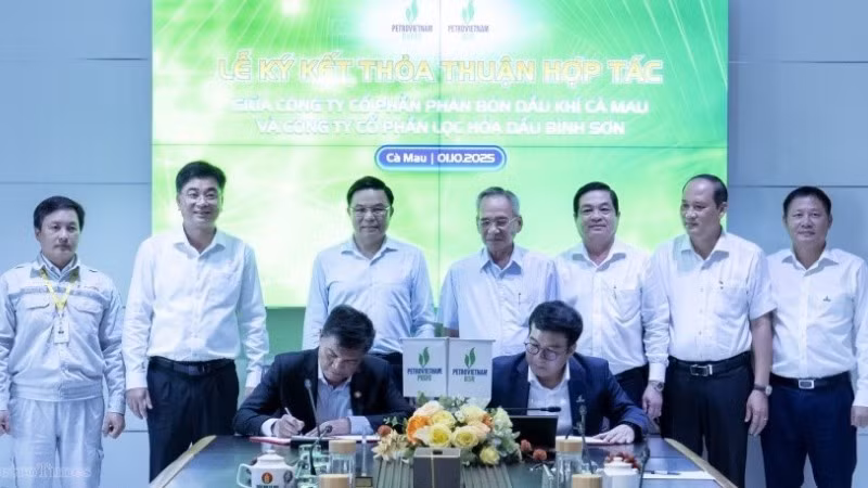 Đại diện PVCFC và BSR ký kết biên bản ghi nhớ thỏa thuận hợp tác với sự chứng kiến của các đại biểu, lãnh đạo Tập đoàn.